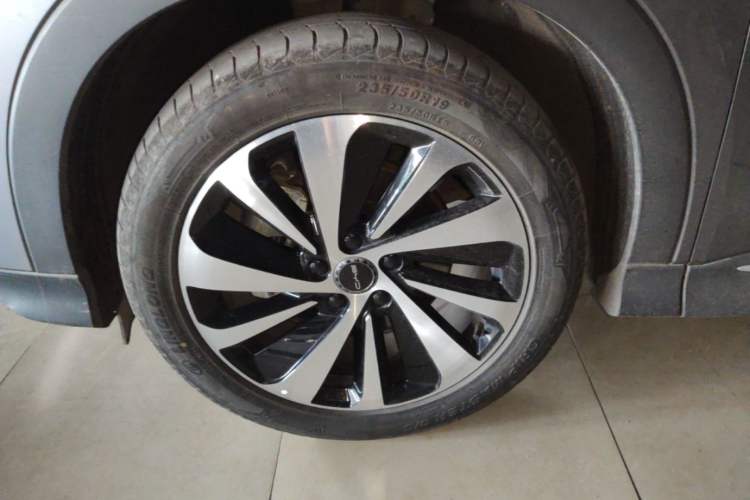 Used BYD Song PLUS New Energy 2023 Champion Edition DM-i 110KM Flagship Model Left Front Wheel Hub