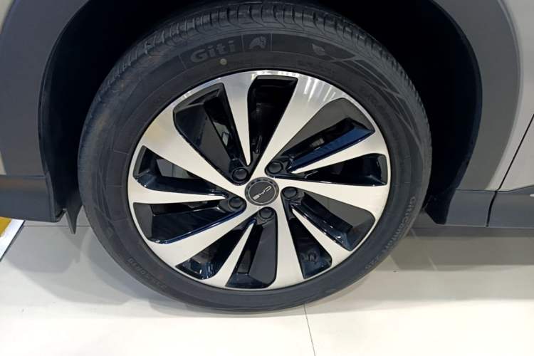 Used BYD Song PLUS New Energy 2023 Champion Edition DM-i 110KM Flagship PLUS Left Front Wheel Hub