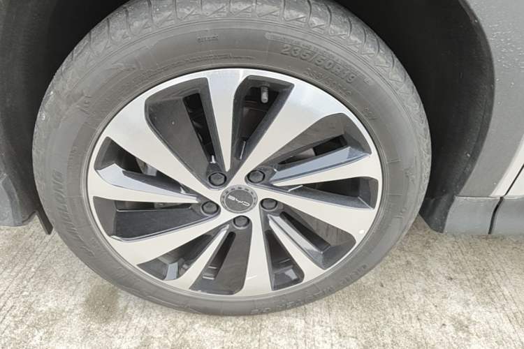 Used BYD Song PLUS New Energy 2023 Champion Edition EV 520KM Flagship Model Left Front Wheel Hub