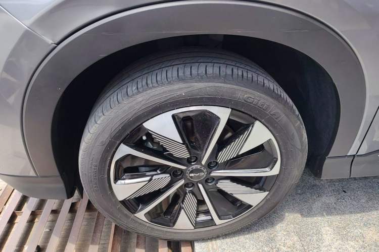 Used BYD Song PLUS New Energy 2023 Champion Edition EV 520KM Flagship Model Left Front Wheel Hub