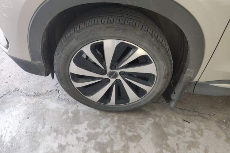 Used BYD Song PLUS New Energy 2023 Champion Edition EV 520KM Prestige Model Left Front Wheel Hub