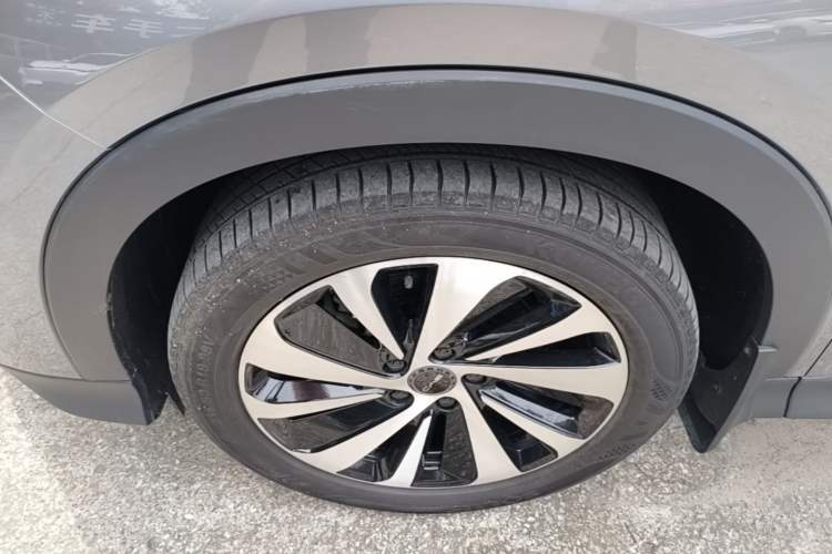 Used BYD Song PLUS New Energy 2023 Champion Edition DM-i 110KM Flagship Model Left Front Wheel Hub