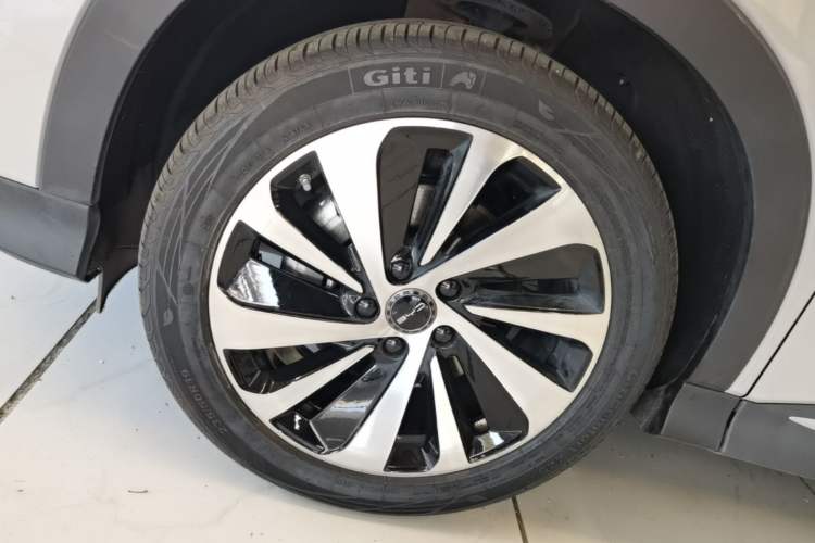 Used BYD Song PLUS New Energy 2023 Champion Edition DM-i 150KM Flagship PLUS Left Front Wheel Hub
