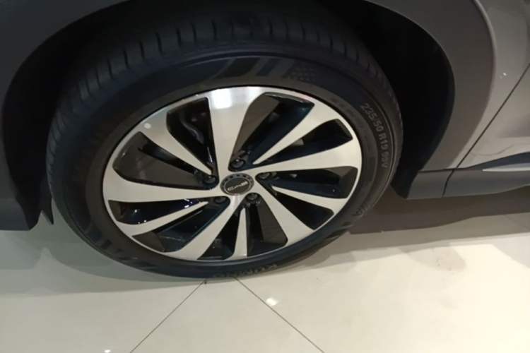 Used BYD Song PLUS New Energy 2023 Champion Edition DM-i 110KM Flagship PLUS Left Front Wheel Hub
