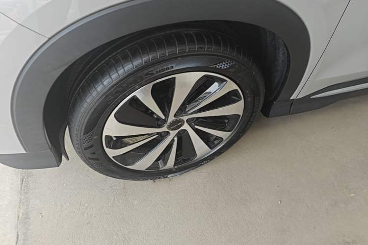 Used BYD Song PLUS New Energy 2023 Champion Edition DM-i 110KM Flagship Model Left Front Wheel Hub