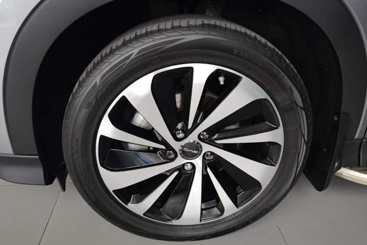 Used BYD Song PLUS New Energy 2023 Champion Edition DM-i 150KM Flagship PLUS Left Front Wheel Hub