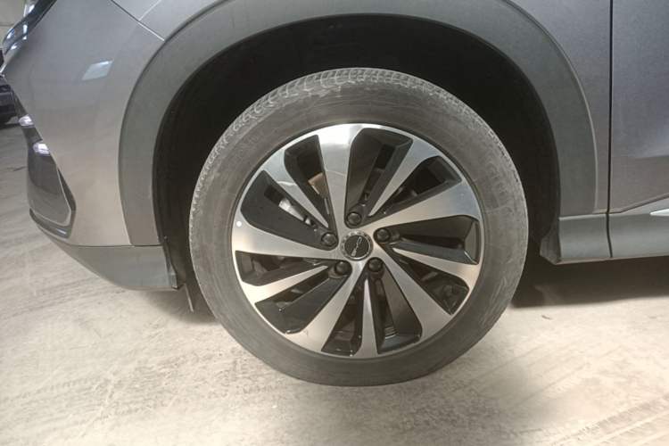 Used BYD Song PLUS New Energy 2023 Champion Edition EV 520KM Prestige Model Left Front Wheel Hub