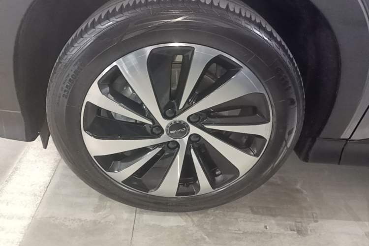 Used BYD Song PLUS New Energy 2023 Champion Edition DM-i 150KM Flagship PLUS Left Front Wheel Hub