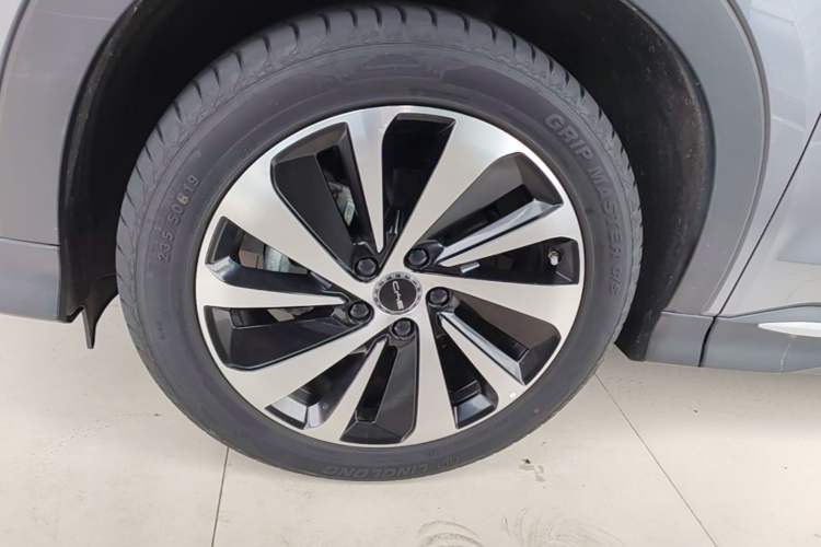 Used BYD Song PLUS New Energy 2023 Champion Edition DM-i 110KM Flagship Model Left Front Wheel Hub