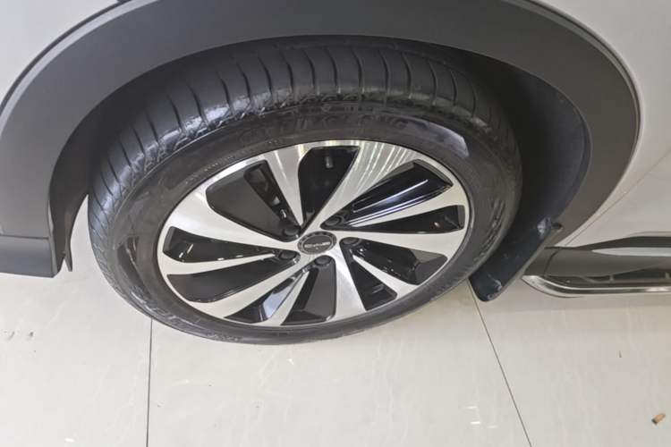 Used BYD Song PLUS New Energy 2023 Champion Edition DM-i 110KM Flagship PLUS Left Front Wheel Hub