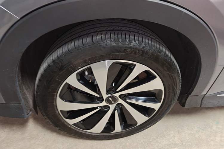 Used BYD Song PLUS New Energy 2023 Champion Edition DM-i 110KM Flagship Model Left Front Wheel Hub
