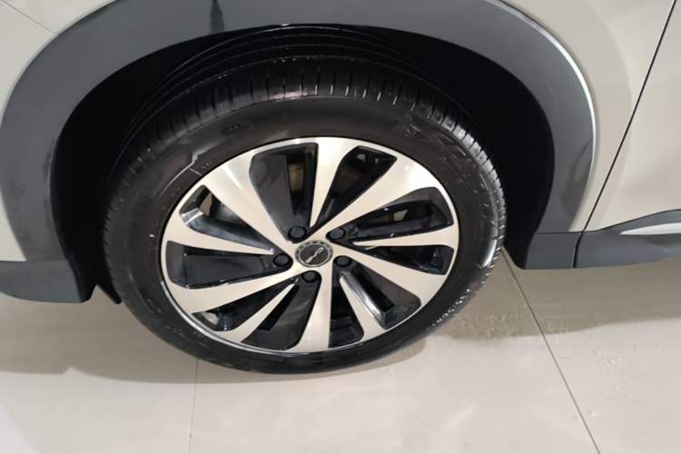 Used BYD Song PLUS New Energy 2023 Champion Edition DM-i 150KM Flagship PLUS Left Front Wheel Hub