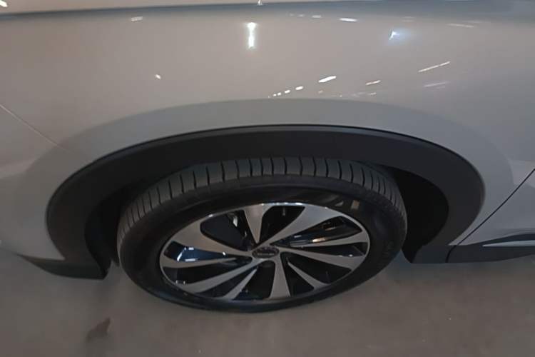 Used BYD Song PLUS New Energy 2023 Champion Edition DM-i 110KM Flagship Model Left Front Wheel Hub