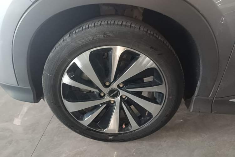 Used BYD Song PLUS New Energy 2023 Champion Edition DM-i 110KM Flagship Model Left Front Wheel Hub