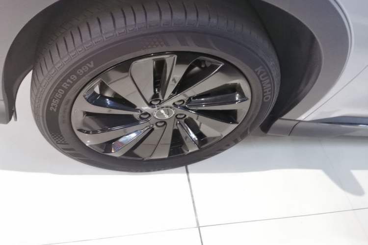 Used BYD Song PLUS New Energy 2023 Champion Edition DM-i 110KM Flagship Model Left Front Wheel Hub