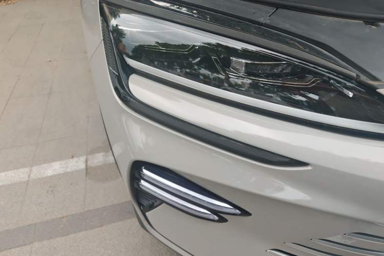 Used BYD Song PLUS New Energy 2023 Champion Edition DM-i 110KM Flagship Model Right Front Headlight