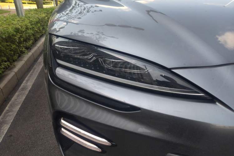Used BYD Song PLUS New Energy 2023 Champion Edition DM-i 110KM Flagship Model Right Front Headlight