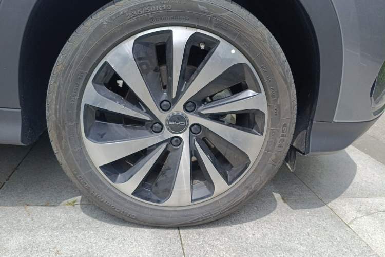 Used BYD Song PLUS New Energy 2023 Champion Edition DM-i 110KM Flagship PLUS Right Front Wheel Hub