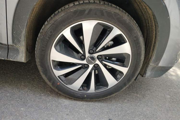 Used BYD Song PLUS New Energy 2023 Champion Edition DM-i 110KM Flagship PLUS Right Front Wheel Hub