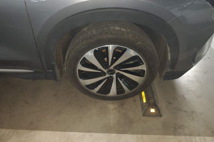 Used BYD Song PLUS New Energy 2023 Champion Edition DM-i 110KM Flagship PLUS Right Front Wheel Hub
