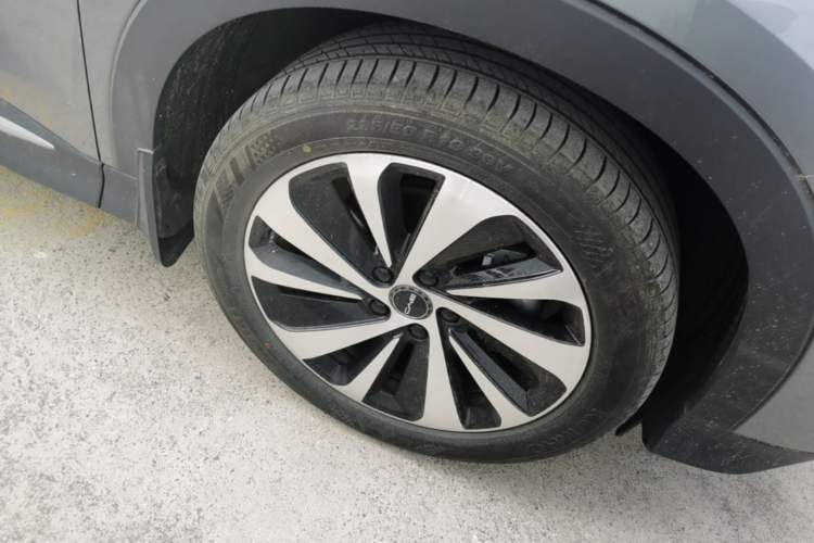 Used BYD Song PLUS New Energy 2023 Champion Edition DM-i 110KM Flagship Model Right Front Wheel Hub
