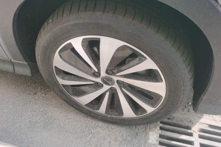 Used BYD Song PLUS New Energy 2023 Champion Edition DM-i 110KM Flagship Model Right Front Wheel Hub