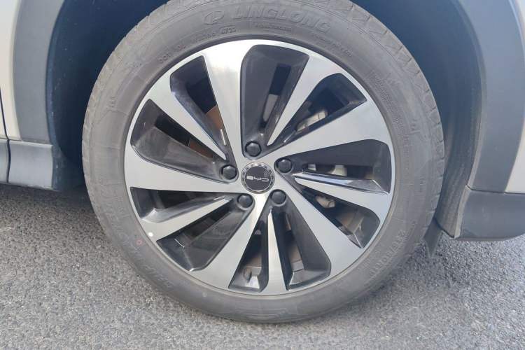 Used BYD Song PLUS New Energy 2023 Champion Edition DM-i 110KM Flagship Model Right Front Wheel Hub