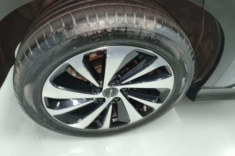 Used BYD Song PLUS New Energy 2023 Champion Edition DM-i 110KM Flagship Model Right Rear Wheel Hub