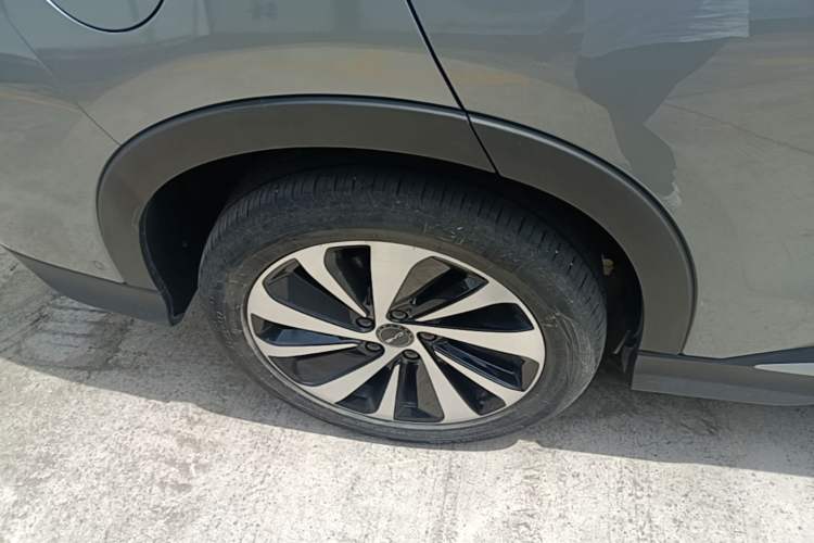 Used BYD Song PLUS New Energy 2023 Champion Edition EV 605KM Flagship PLUS Right Rear Wheel Hub