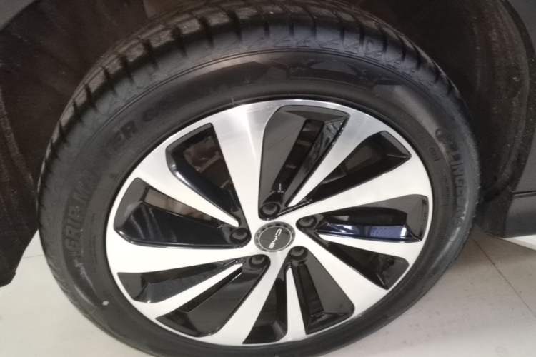 Used BYD Song PLUS New Energy 2023 Champion Edition DM-i 110KM Flagship Model Right Rear Wheel Hub