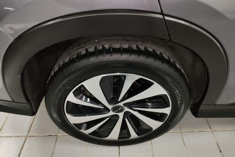 Used BYD Song PLUS New Energy 2023 Champion Edition DM-i 110KM Flagship Model Right Rear Wheel Hub