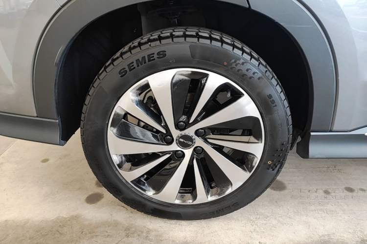 Used BYD Song PLUS New Energy 2023 Champion Edition DM-i 110KM Flagship Model Right Rear Wheel Hub