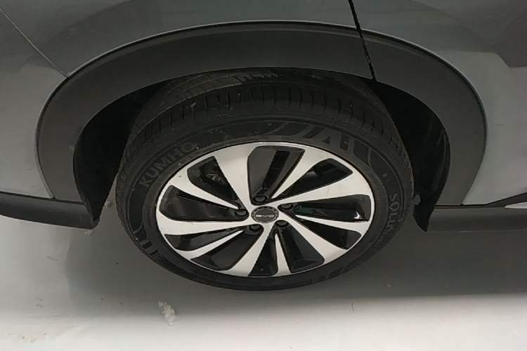 Used BYD Song PLUS New Energy 2023 Champion Edition DM-i 110KM Flagship Model Right Rear Wheel Hub
