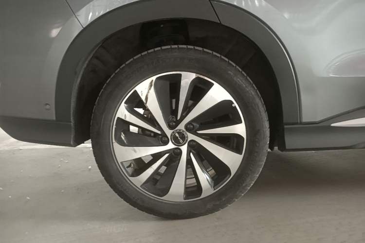 Used BYD Song PLUS New Energy 2023 Champion Edition EV 605KM Flagship PLUS Right Rear Wheel Hub