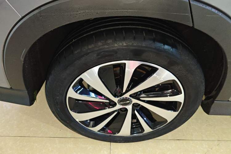 Used BYD Song PLUS New Energy 2023 Champion Edition DM-i 110KM Flagship Model Right Rear Wheel Hub