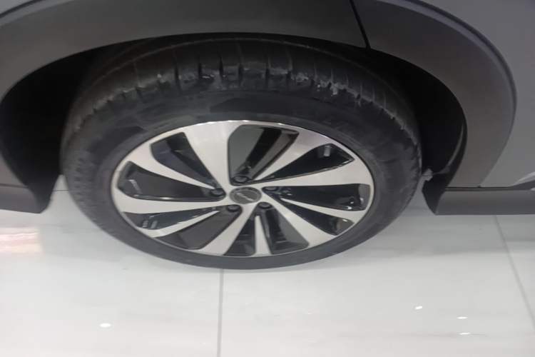Used BYD Song PLUS New Energy 2023 Champion Edition DM-i 110KM Flagship PLUS Right Rear Wheel Hub