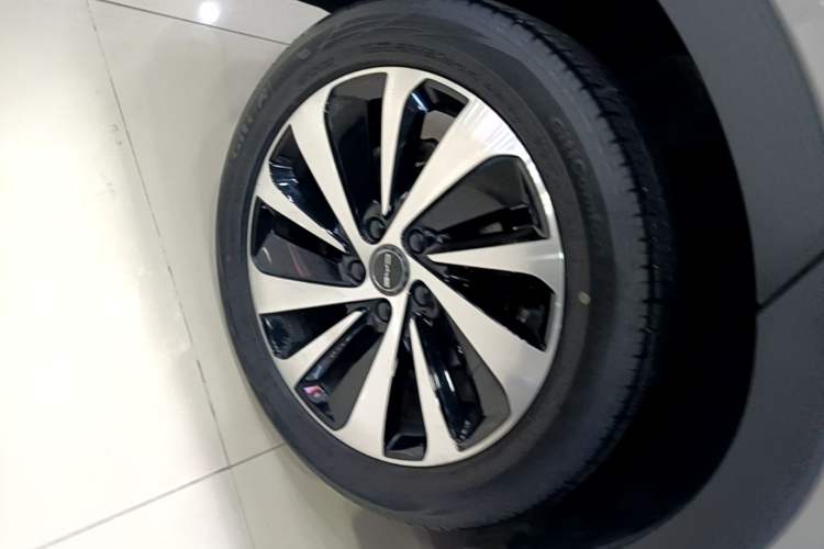Used BYD Song PLUS New Energy 2023 Champion Edition DM-i 110KM Flagship PLUS Right Rear Wheel Hub