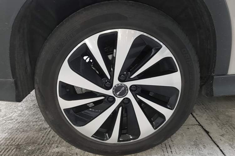 Used BYD Song PLUS New Energy 2023 Champion Edition EV 520KM Flagship Model Right Rear Wheel Hub