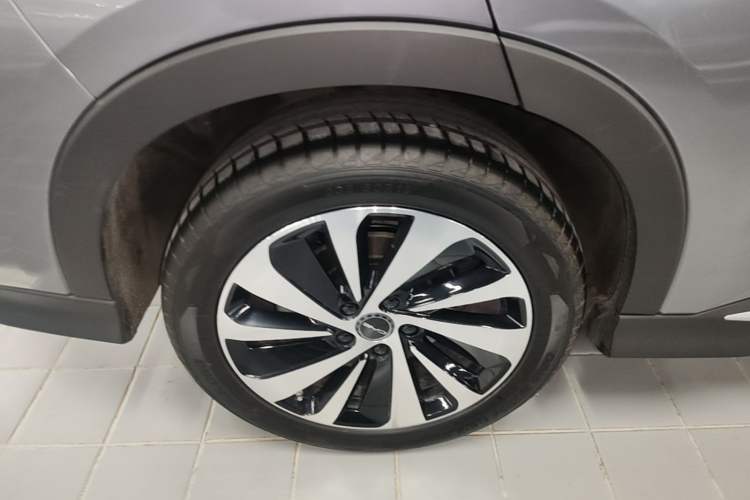 Used BYD Song PLUS New Energy 2023 Champion Edition DM-i 110KM Flagship Model Right Rear Wheel Hub