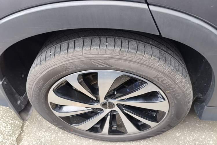 Used BYD Song PLUS New Energy 2023 Champion Edition DM-i 110KM Flagship Model Right Rear Wheel Hub
