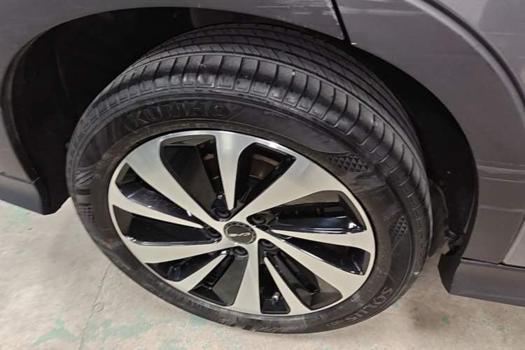 Used BYD Song PLUS New Energy 2023 Champion Edition DM-i 110KM Flagship Model Right Rear Wheel Hub