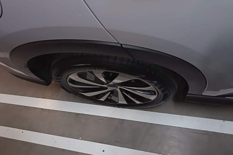 Used BYD Song PLUS New Energy 2023 Champion Edition DM-i 110KM Flagship Model Right Rear Wheel Hub