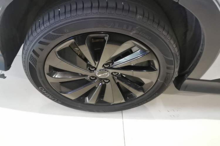 Used BYD Song PLUS New Energy 2023 Champion Edition DM-i 110KM Flagship Model Right Rear Wheel Hub