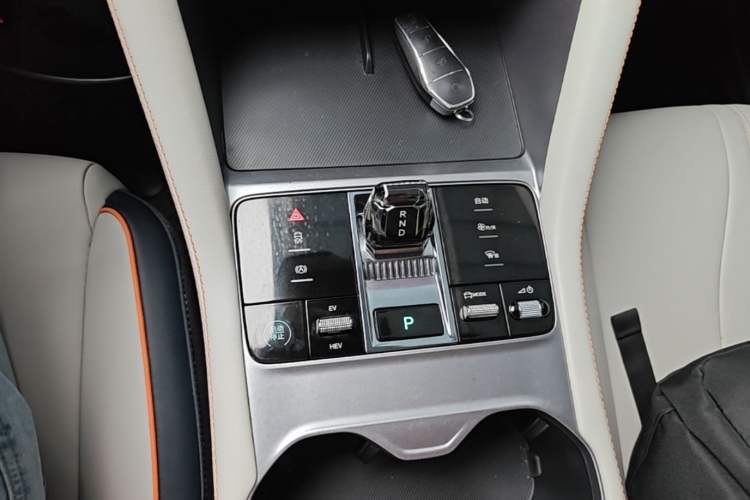 Used BYD Song PLUS New Energy 2023 Champion Edition DM-i 110KM Flagship Model Gear Lever