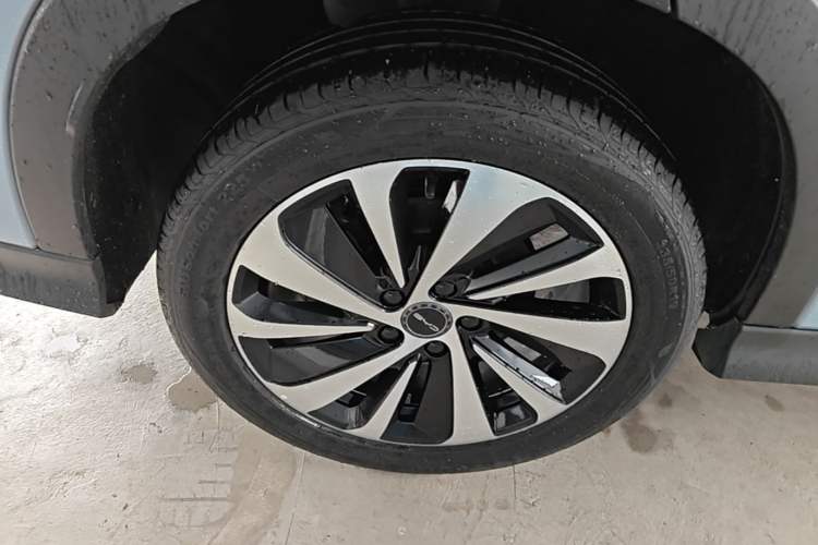 Used BYD Song PLUS New Energy 2023 Champion Edition DM-i 110KM Flagship Model Right Rear Wheel Hub