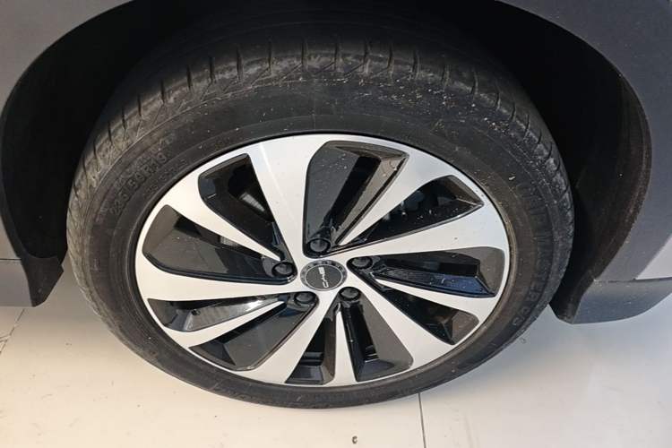 Used BYD Song PLUS New Energy 2023 Champion Edition DM-i 110KM Flagship Model Right Front Wheel Hub