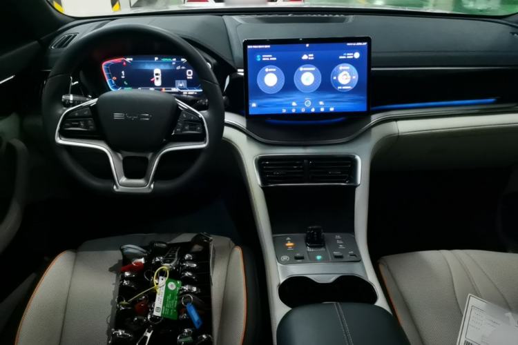 Used BYD Song PLUS New Energy 2023 Champion Edition DM-i 150KM Flagship PLUS Center Console
