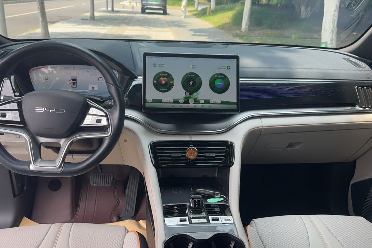 Used BYD Song PLUS New Energy 2023 Champion Edition EV 520KM Flagship Model Center Console