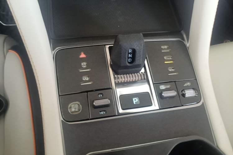 Used BYD Song PLUS New Energy 2023 Champion Edition DM-i 110KM Flagship Model Gear Lever