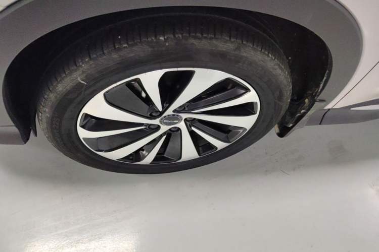 Used BYD Song PLUS New Energy 2023 Champion Edition EV 520KM Prestige Model Left Front Wheel Hub